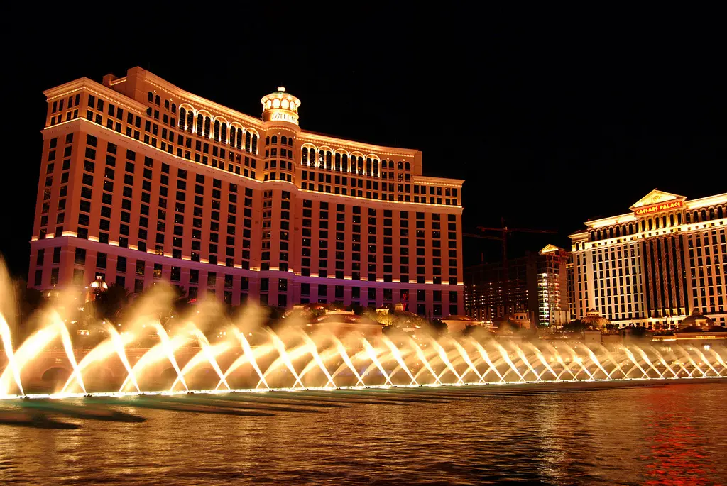 That's Incredible: Watch parachuter jump off of Vegas' Eiffel