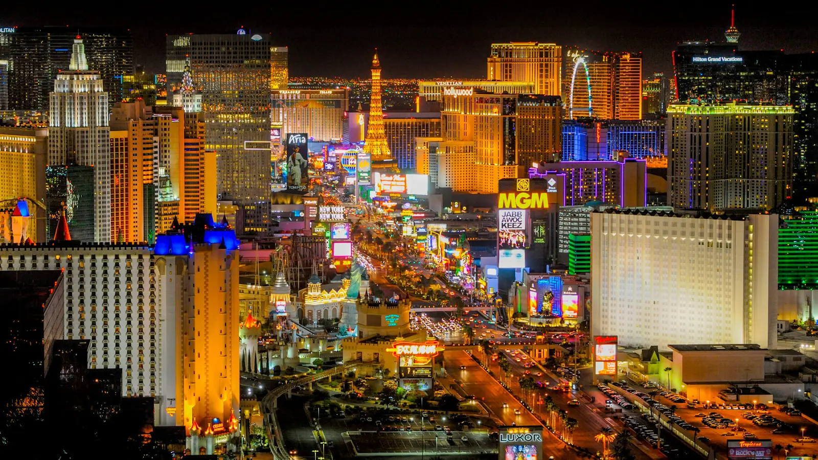 That's Incredible: Watch parachuter jump off of Vegas' Eiffel