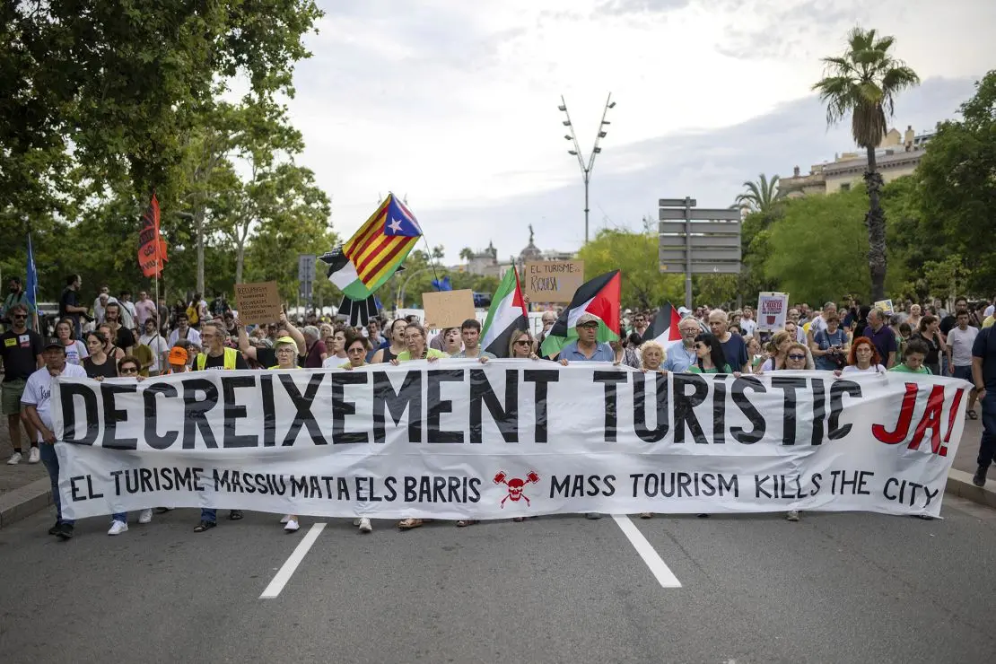 Barcelona anti-tourism protesters fire water pistols at visitors | CNN