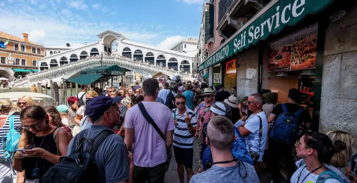 Venice will charge tourists who don't spend the night in the city a €5  entry fee | International | EL PAÍS English