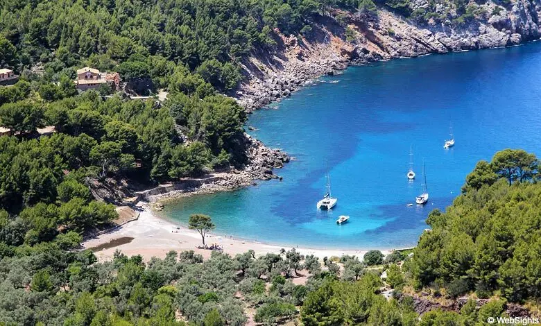 Cala Tuent beach - Tramuntana mountains 