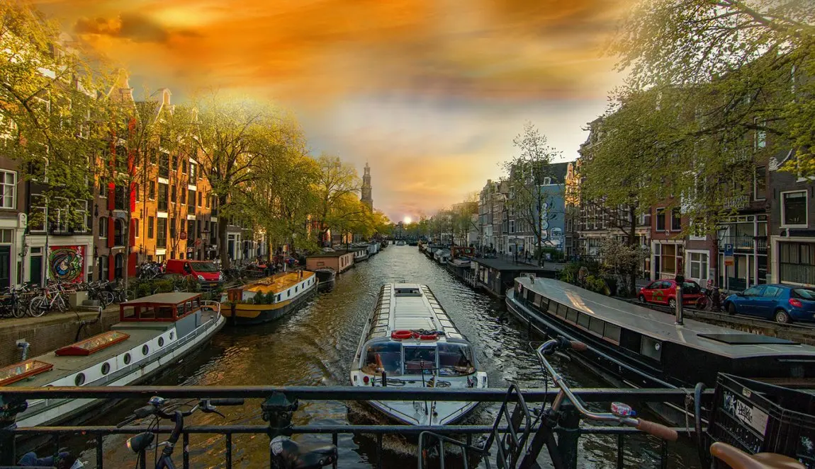 Amsterdam top tips: world-famous museums, countless attractions, scenic  canals, Amsterdam Dance Event, Pride and more! - Holland.com