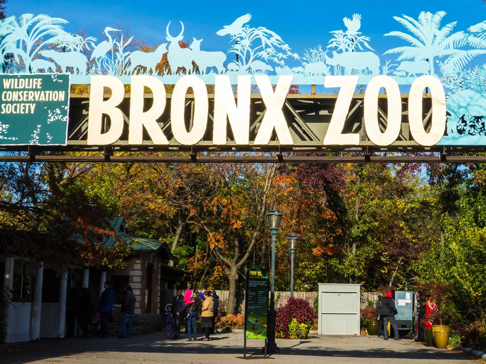 You can get free admission to the Bronx Zoo on Wednesdays, but you need to  RSVP