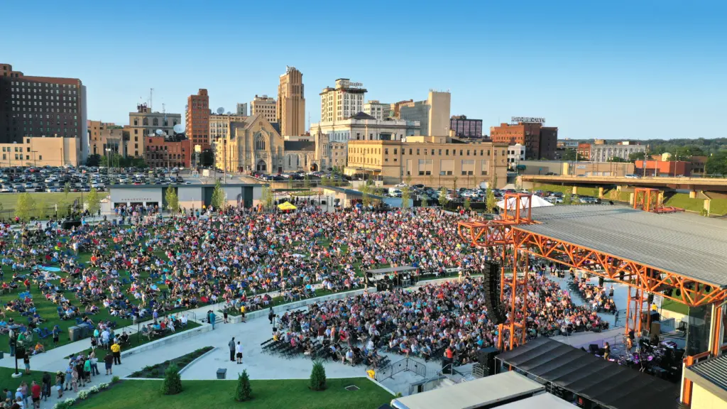 Thousands of people at The Youngstown Foundation Amphitheatre enjoying live  music. - Youngstown Live