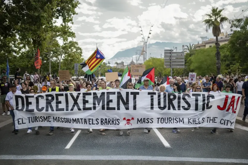 Barcelona anti-tourism protesters fire water pistols at visitors | CNN