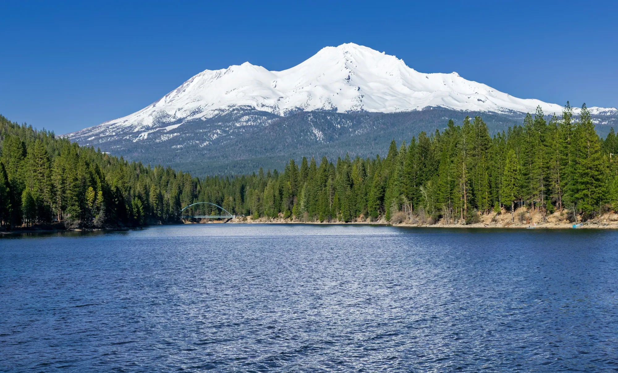 File:Mount Shasta, Lake Siskiyou, SW view.jpg - Wikimedia Commons