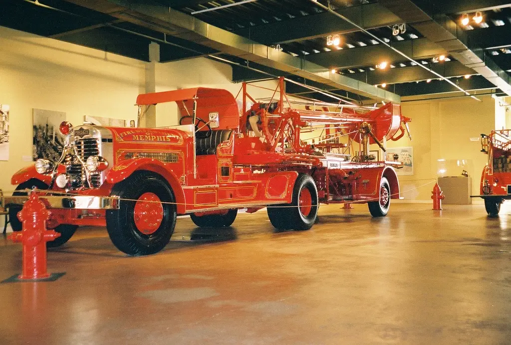 File:Firetruck Memphis TN Fire Museum Inside 2.jpg - Wikimedia Commons