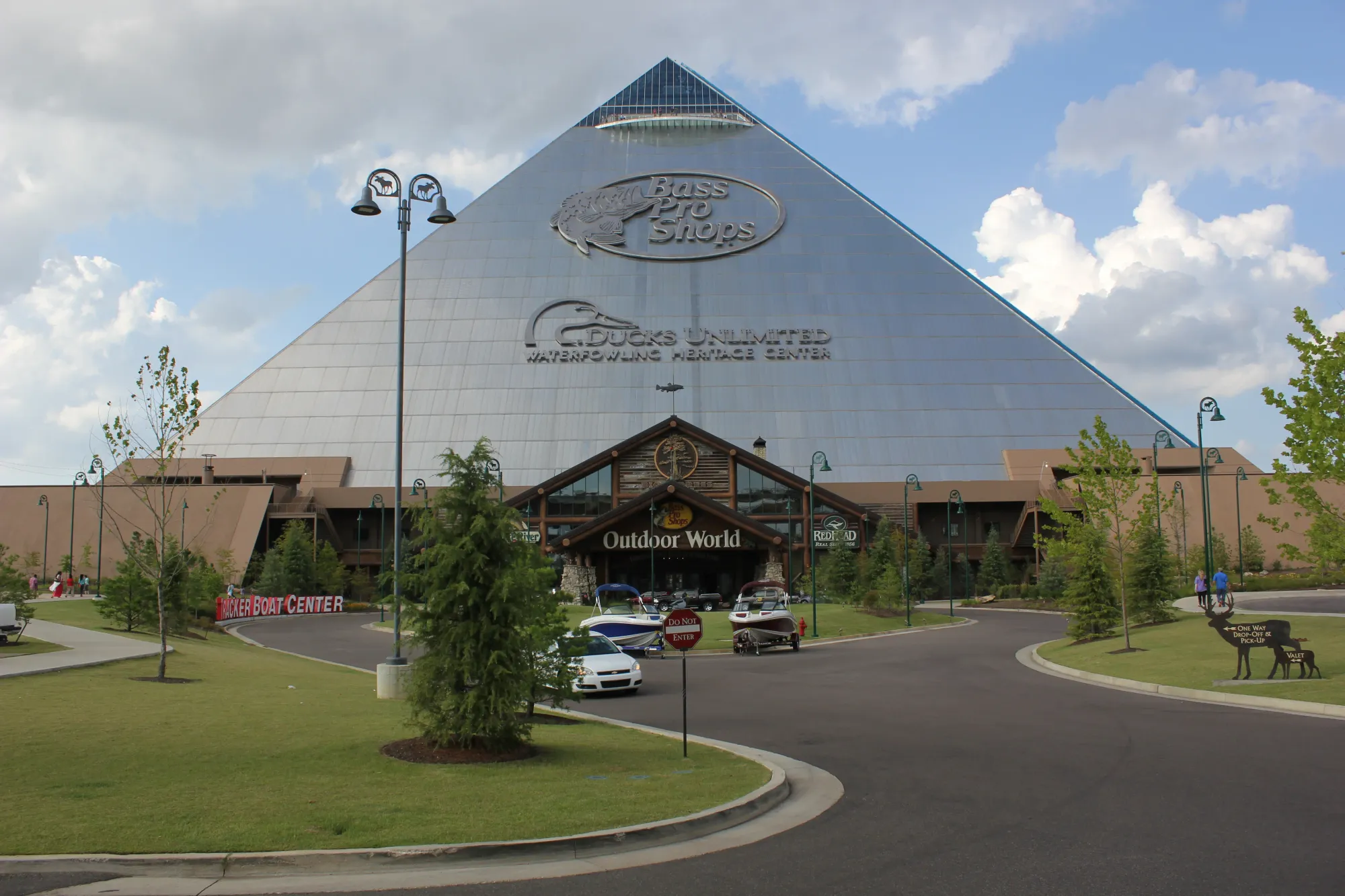 File:Bass Pro Shop, Memphis, TN (33126417384).jpg - Wikimedia Commons