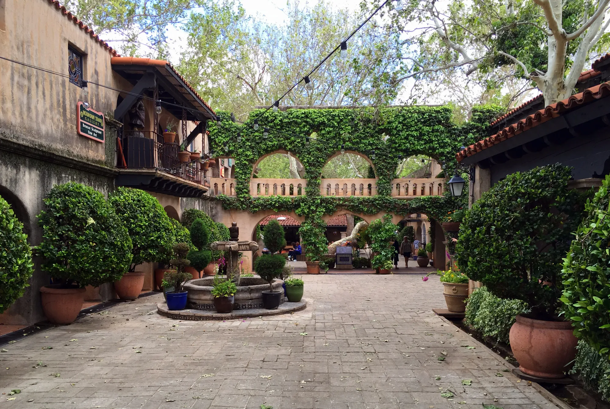 File:Sedona - Tlaquepaque Arts & Crafts Village - Patio De Las Campanas (3)  (35747119955).jpg - Wikimedia Commons