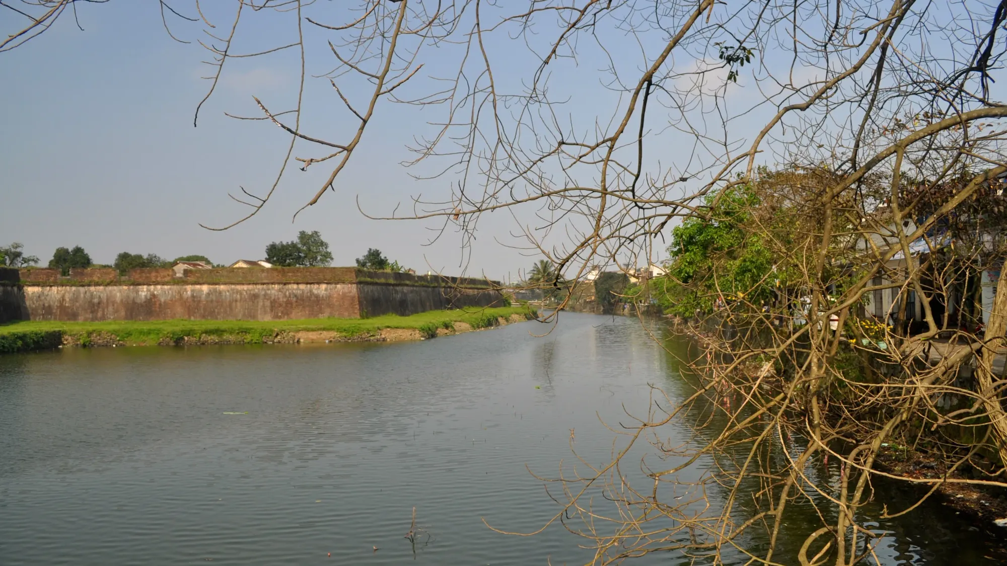 File:Imperial City moat, Hue, Vietnam (6927414618).jpg - Wikimedia Commons