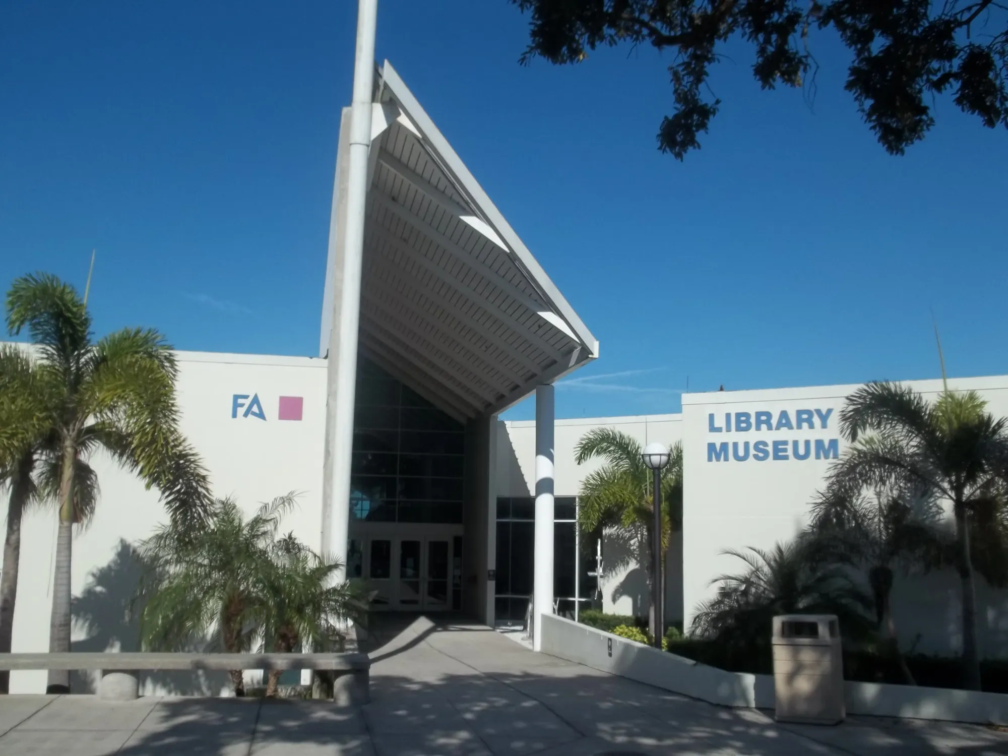 File:FL Tarpon Springs Leepa-Rattner Museum of Art02.jpg - Wikimedia Commons