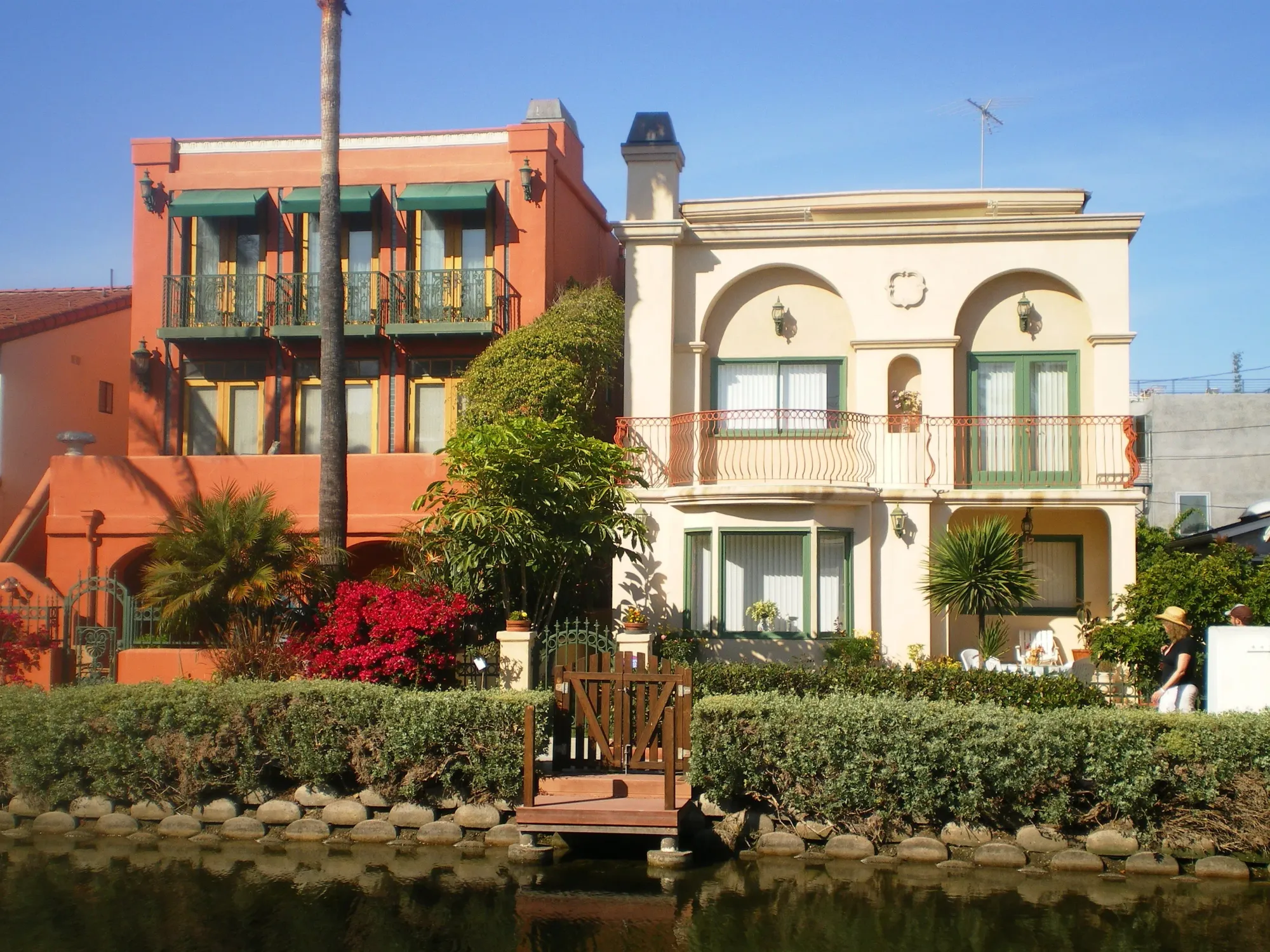 File:Houses on Grand Canal, Venice Canal Historic District, Venice, California.JPG - Wikimedia Commons