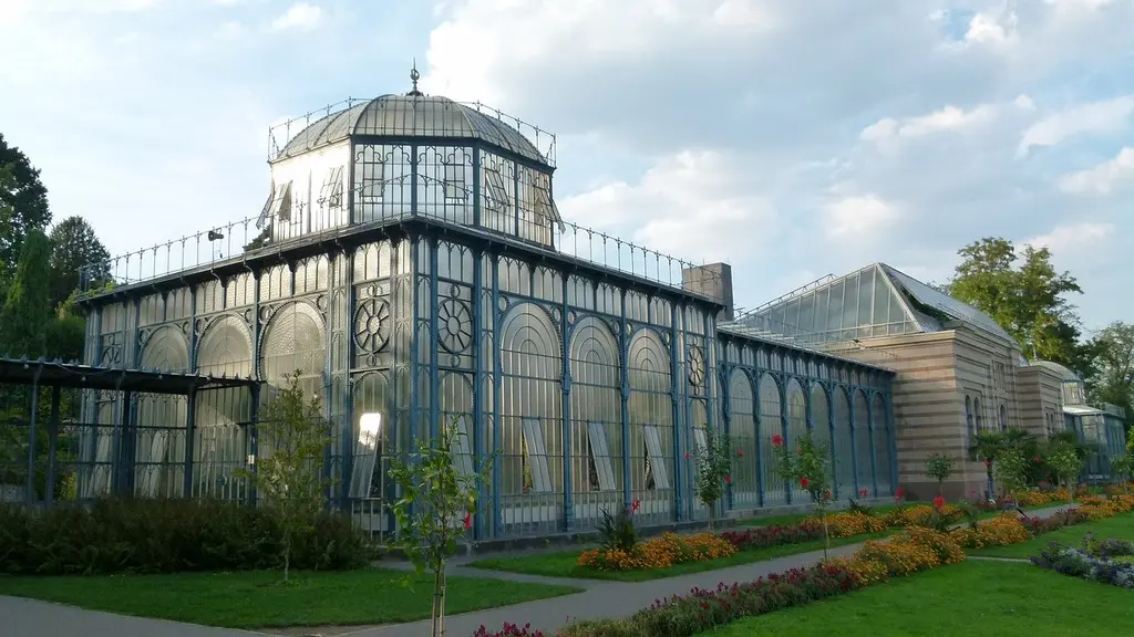 A large glass building with a dome on top of it. Tourist Attraction - Bad  cannstatt wilhelma zoo. - PICRYL - Public Domain Media Search Engine Public  Domain Image
