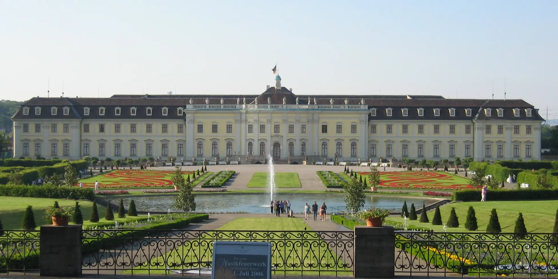 File:Residenzschloss Ludwigsburg Garten (cropped).jpg - Wikimedia Commons