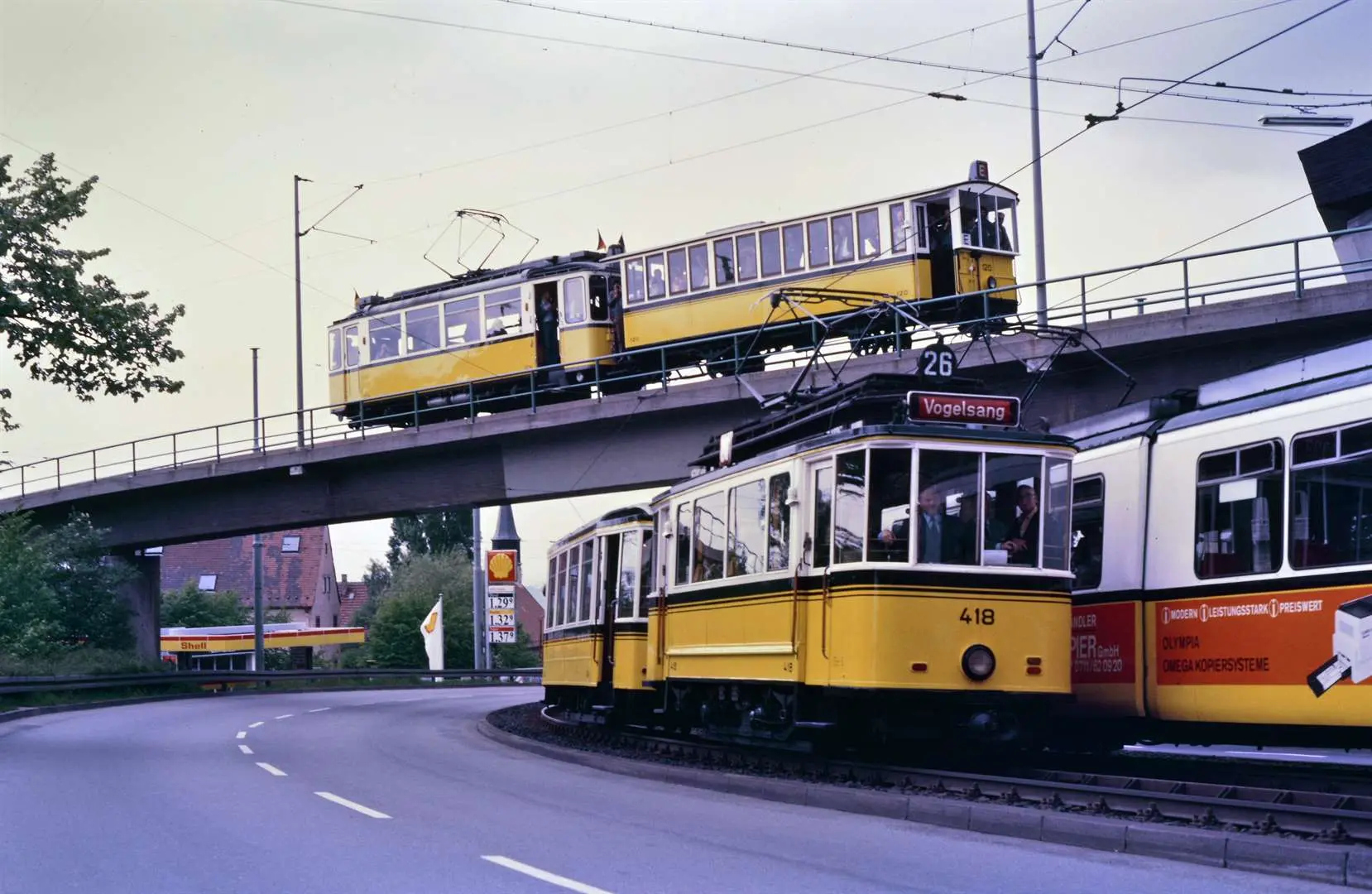 File:Special encounter of the Stuttgart rack railway and the Stuttgart tram  at the bridge over the Neue Weinsteige.jpg - Wikimedia Commons