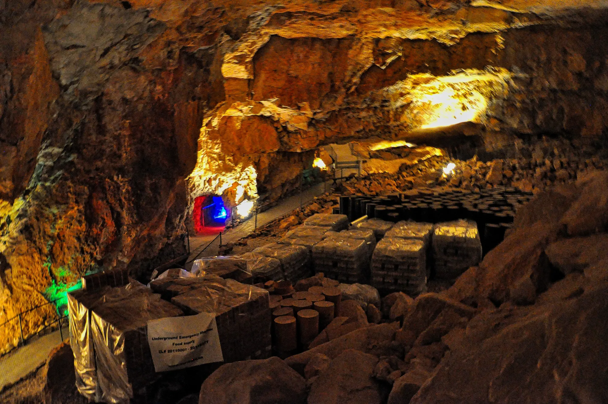 File:Grand Canyon Caverns SW02.jpg - Wikimedia Commons
