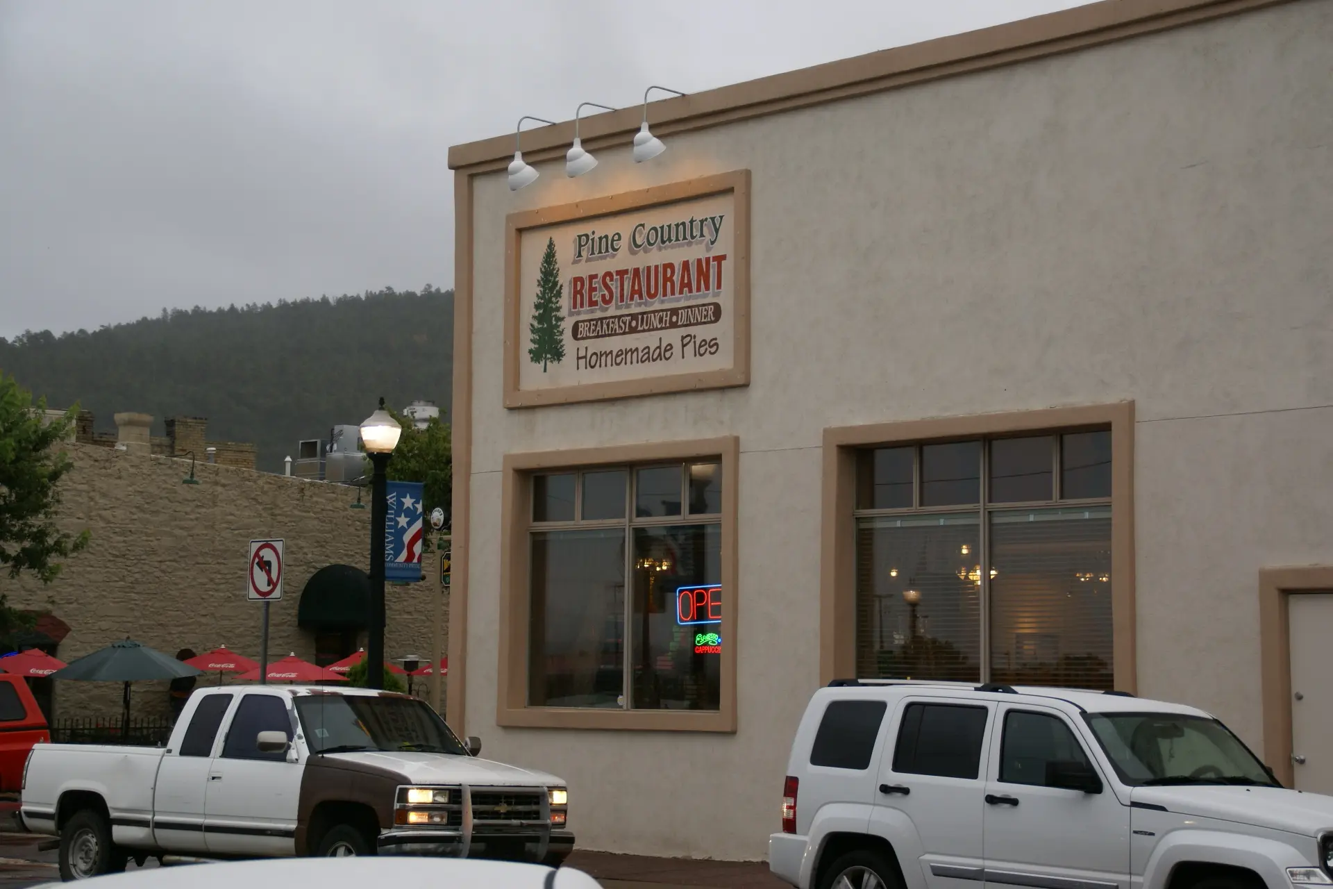 File:2012.09.11.174040 Pine Country Restaurant Williams Arizona USA.jpg - Wikimedia Commons