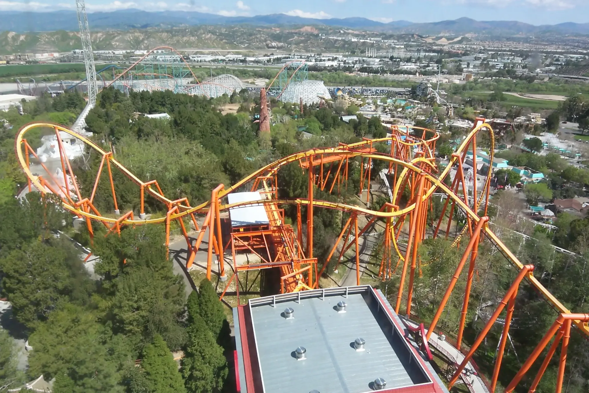 File:Six Flags Magic Mountain Tatsu2.jpg - Wikimedia Commons