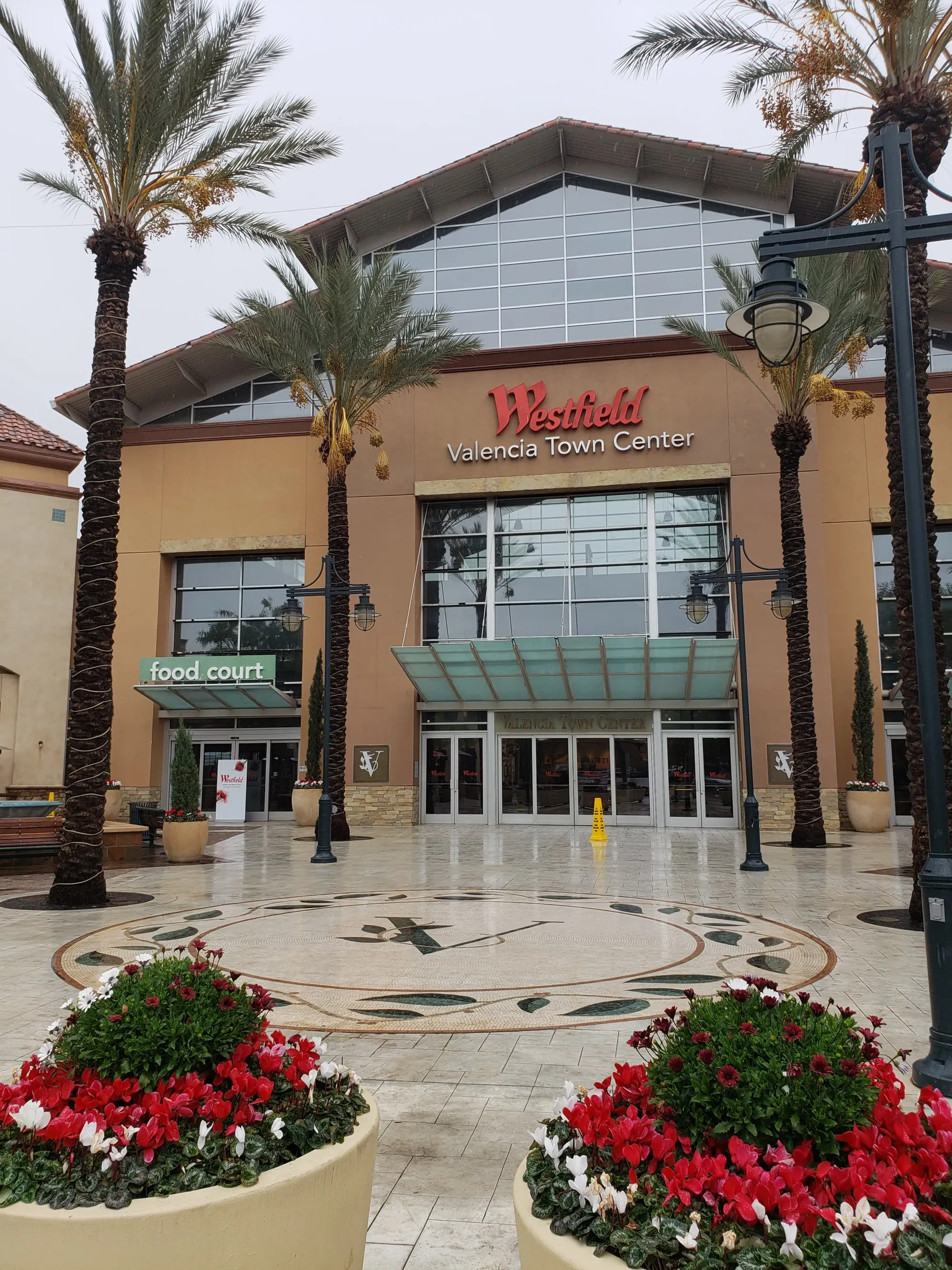 File:Westfield Valencia Town Center Entrance.jpg - Wikimedia Commons