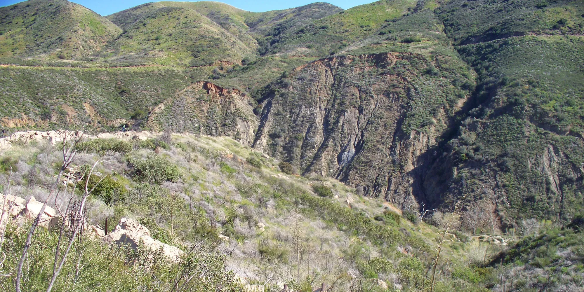 File:St. Francis Dam site dike and landslide.jpg - Wikimedia Commons
