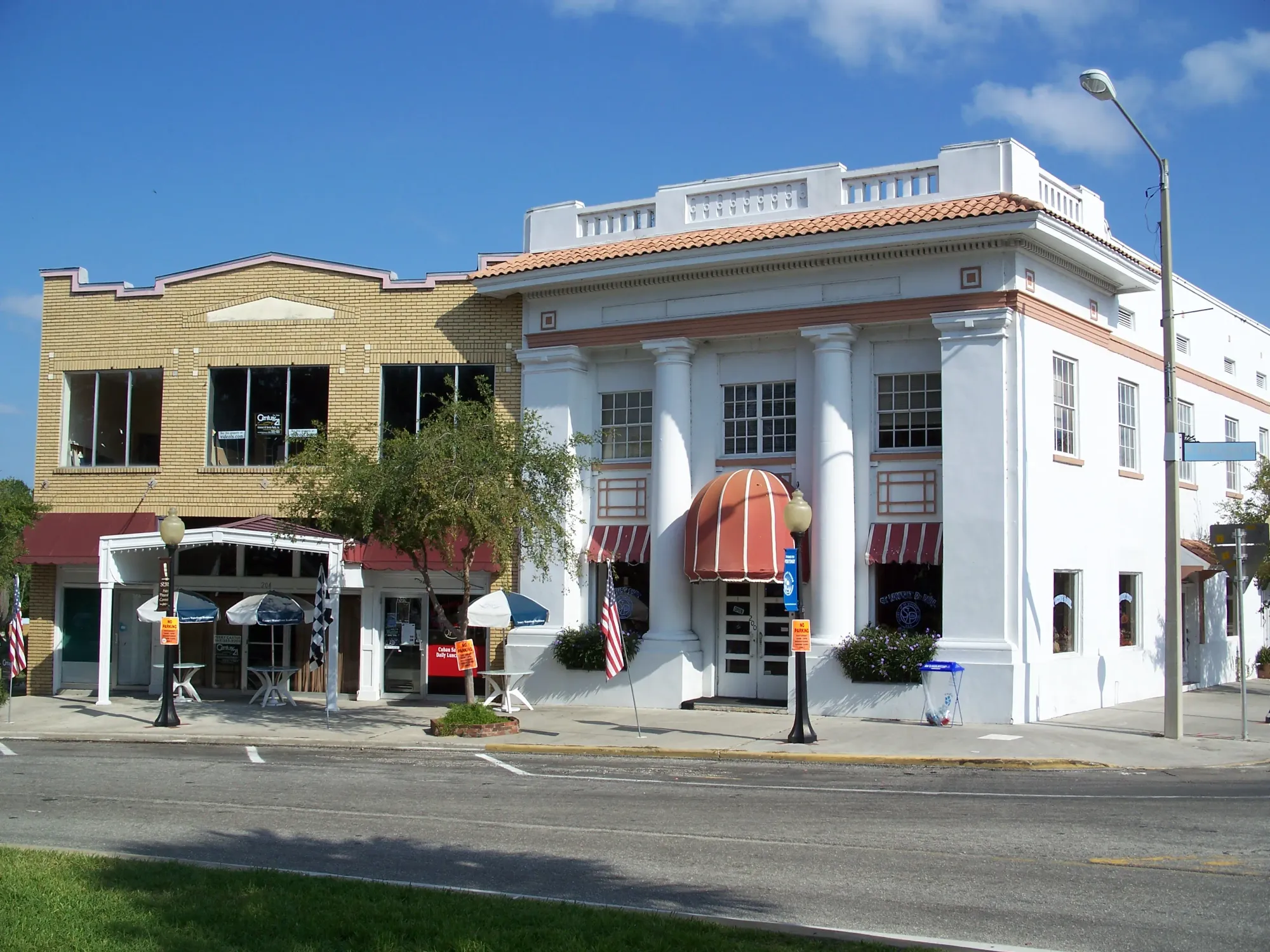 File:Sebring FL hist dist street circle03b.jpg - Wikimedia Commons