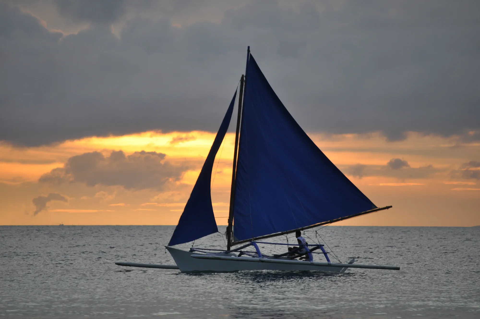File:Boracay paraw sailboats 012.jpg - Wikimedia Commons