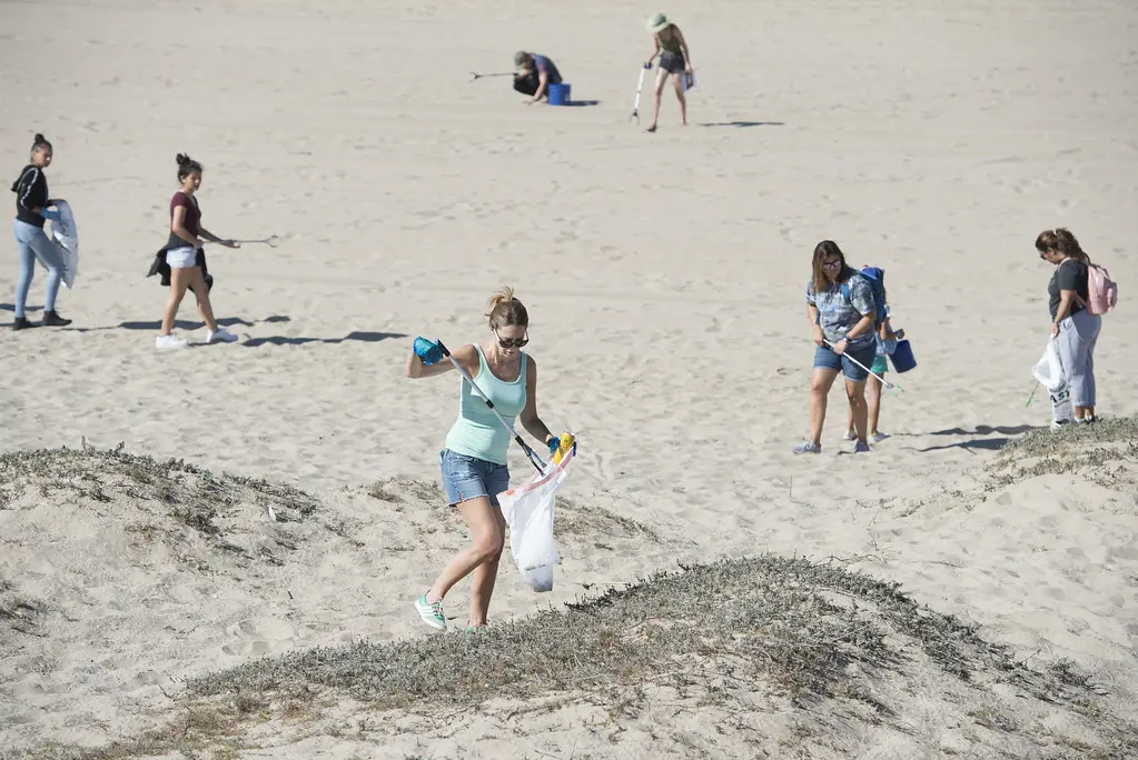 Coastal Cleanup Day: Can the Trash Clean Beach Poster Cont… | Flickr