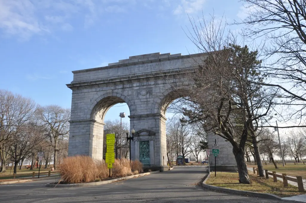 File:BridgeportCT SeasidePark PerryMemorialArch.jpg - Wikimedia Commons