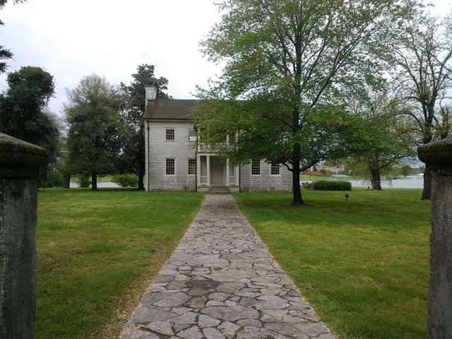 File:Front of Historic Rock Castle in Hendersonville, Tennessee.jpg - Wikimedia Commons