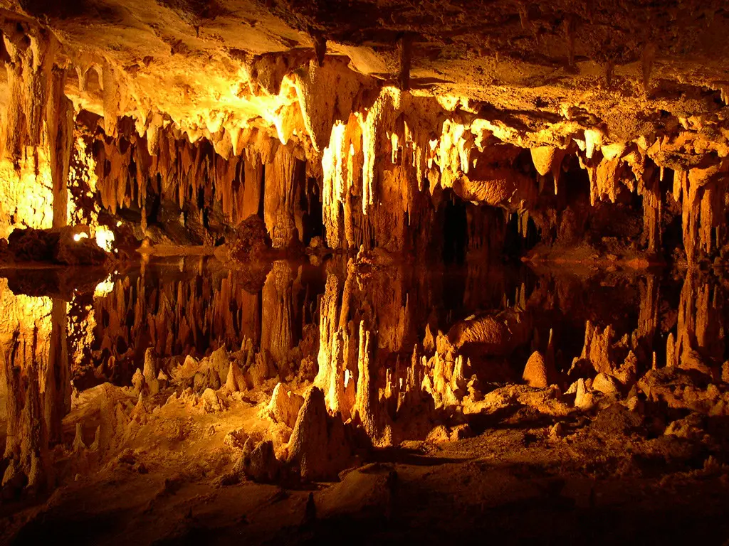 Reflecting cavern lake | Reflecting lake in the Luray cavern… | Flickr