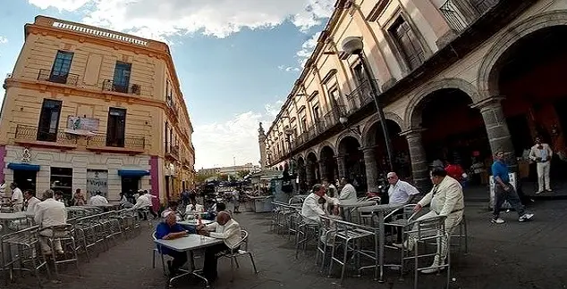 File:Plaza de los Mariachis 2013.jpg - Wikimedia Commons