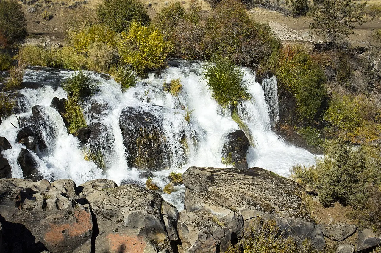 File:Cline Falls, Oregon.jpg - Wikimedia Commons