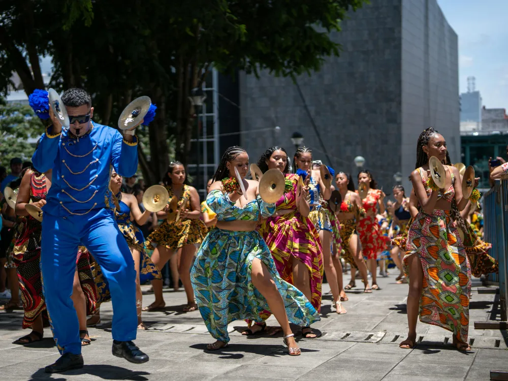 Color, Rhythm, and Resilience: The Caribbean Spirit Beyond the Beach - Karta