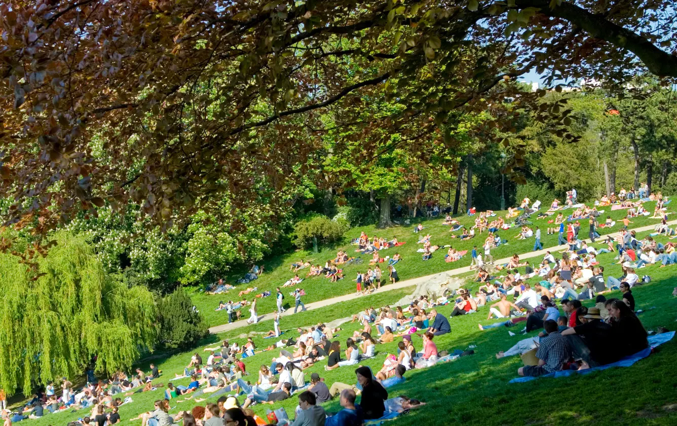 File:070422 Parc des Buttes Chaumont 001.jpg - Wikimedia Commons