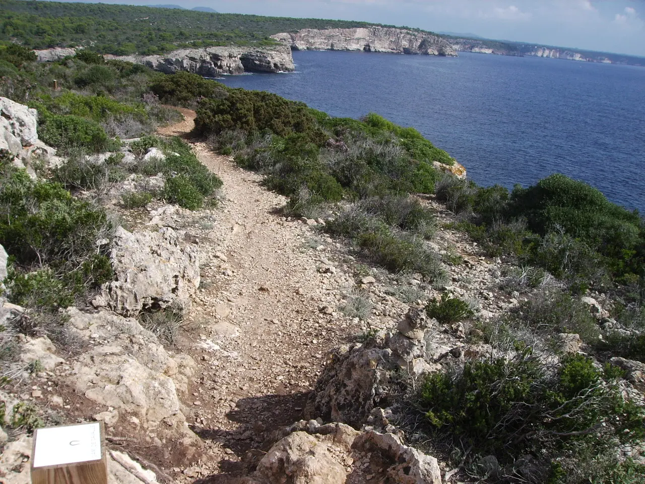 File:Cami de Cavalls - Es Talaier Cala en Turqueta.JPG - Wikimedia Commons