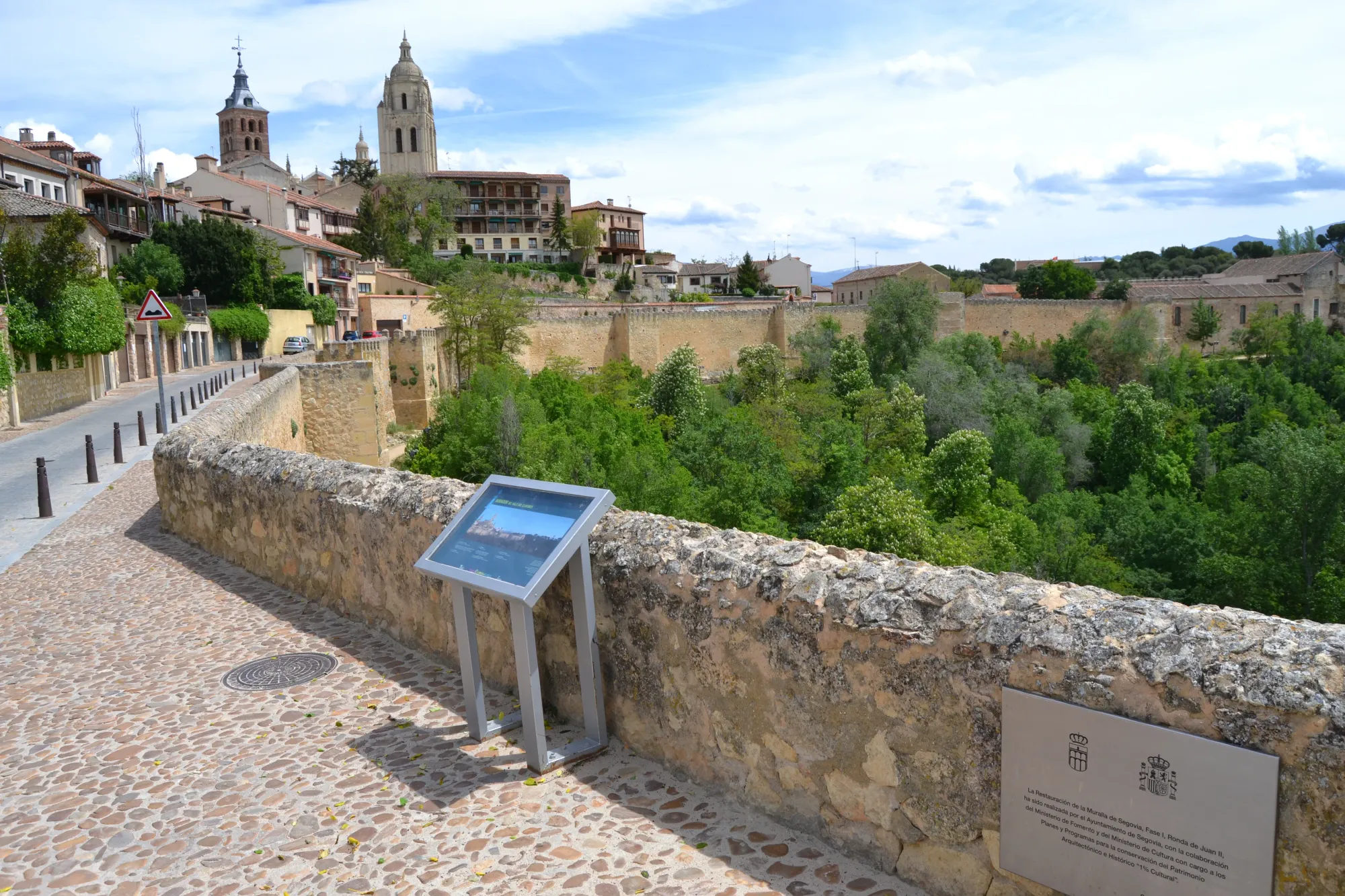 File:Mirador del Valle del Clamores (27031631490).jpg - Wikimedia Commons