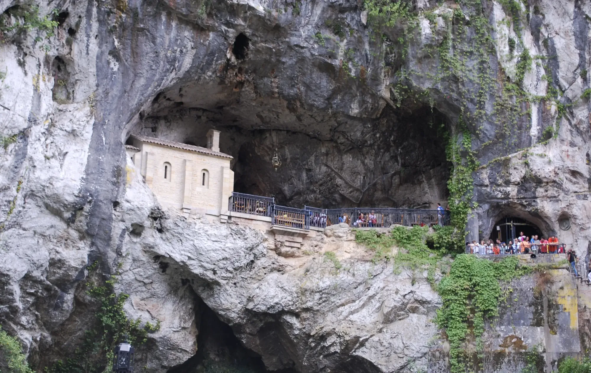 File:La Santa Cueva de Covadonga.jpg - Wikimedia Commons