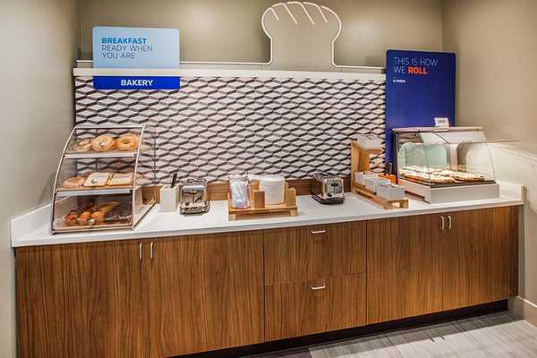 Holiday Inn Express & Suites Grand Rapids-Airport