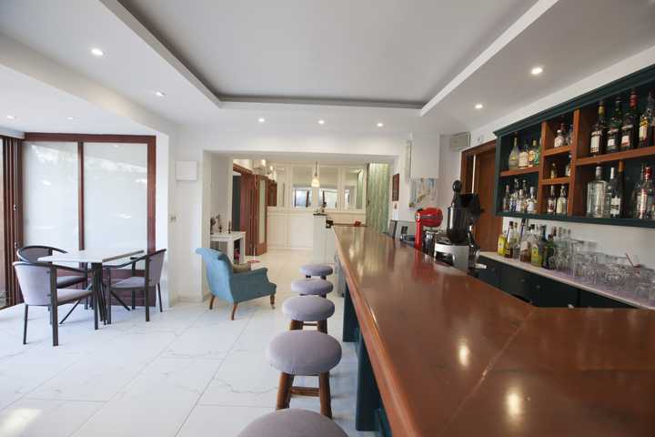 gallery image 0