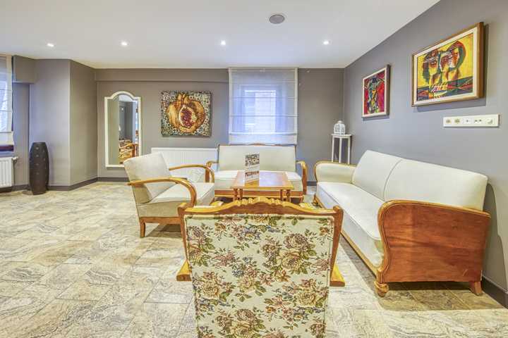 gallery image 0