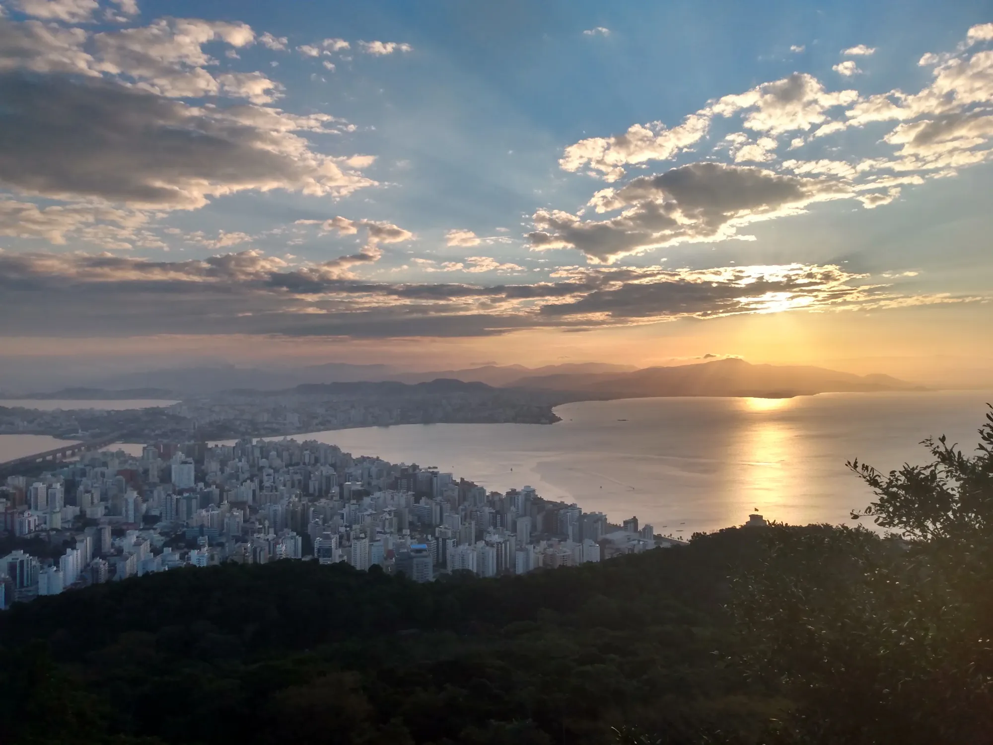 File:Por do sol Morro da Cruz.jpg - Wikimedia Commons