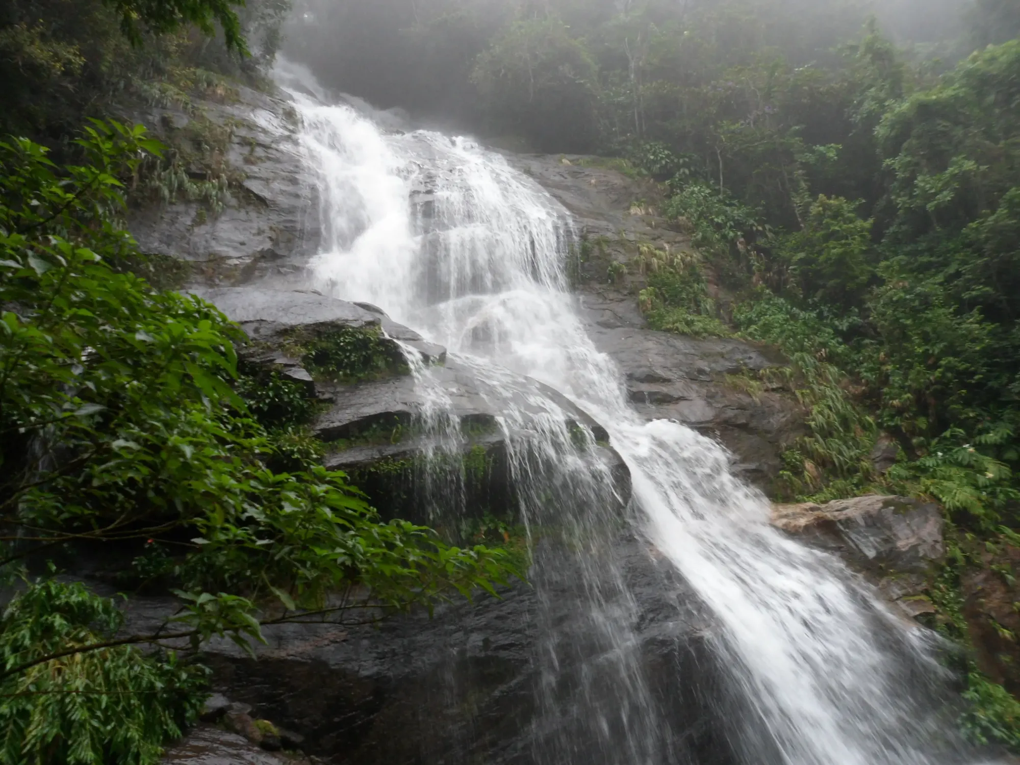 File:Cascatinha Taunay do Rio Cachoeira 01.jpg - Wikimedia Commons