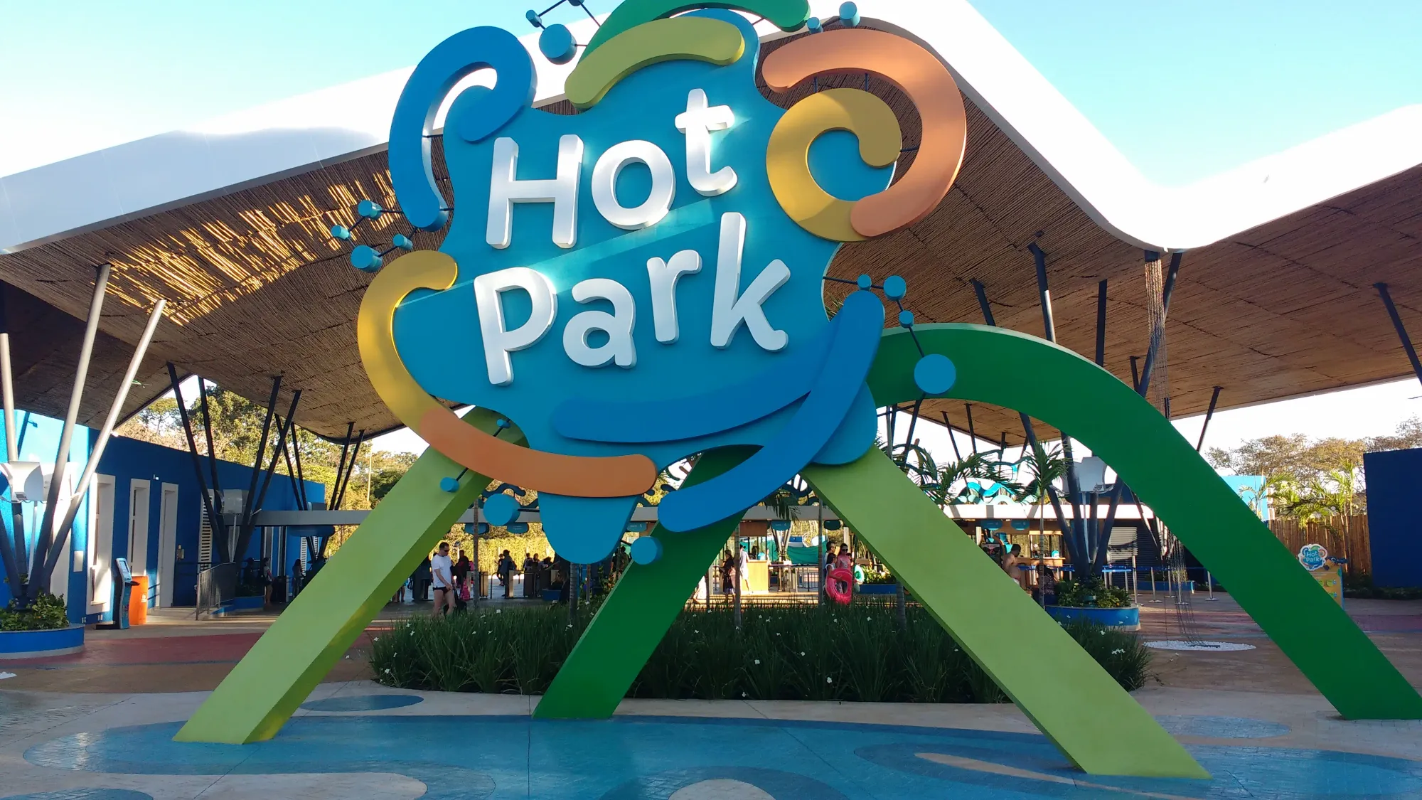 File:Entradahotpark.jpg - Wikimedia Commons