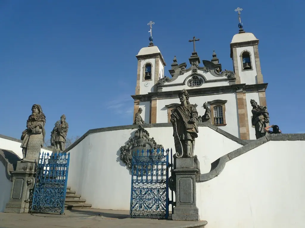 A group of statues sitting on top of a white wall. Tourist Attraction -  Prophets aleijadinho congonhas. - PICRYL - Public Domain Media Search  Engine Public Domain Image