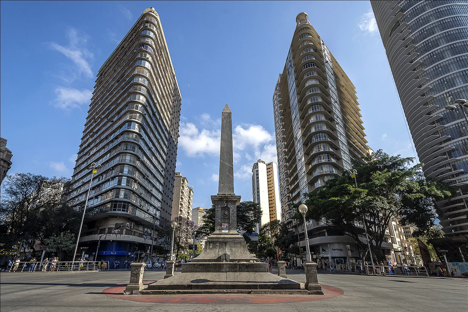 File:Pirulito da Praça Sete e prédios ao redor.jpg - Wikimedia Commons
