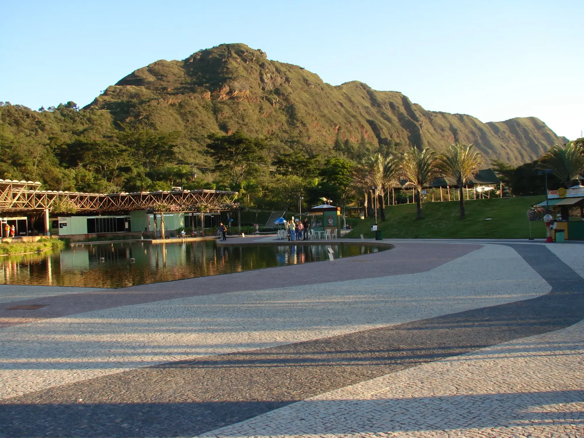 File:Serra do Curral vista de dentro do Parque das Mangabeiras.jpg -  Wikimedia Commons