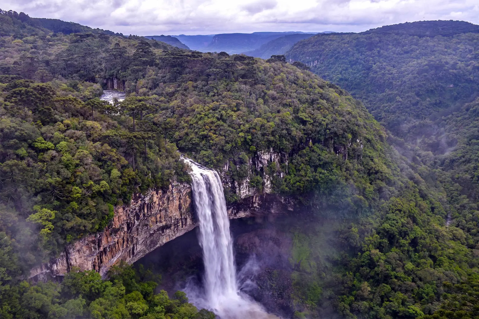 File:Cascata do Parque do Caracol.jpg - Wikimedia Commons