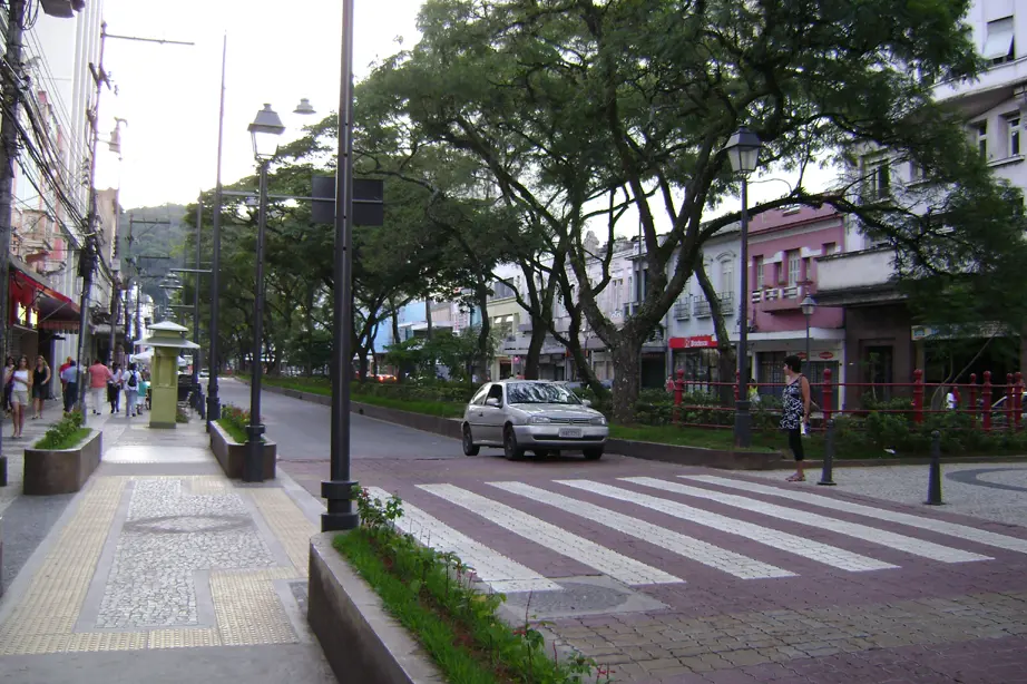 File:Petrópolis - RJ - Centro, Rua do Imperador.jpg - Wikimedia Commons