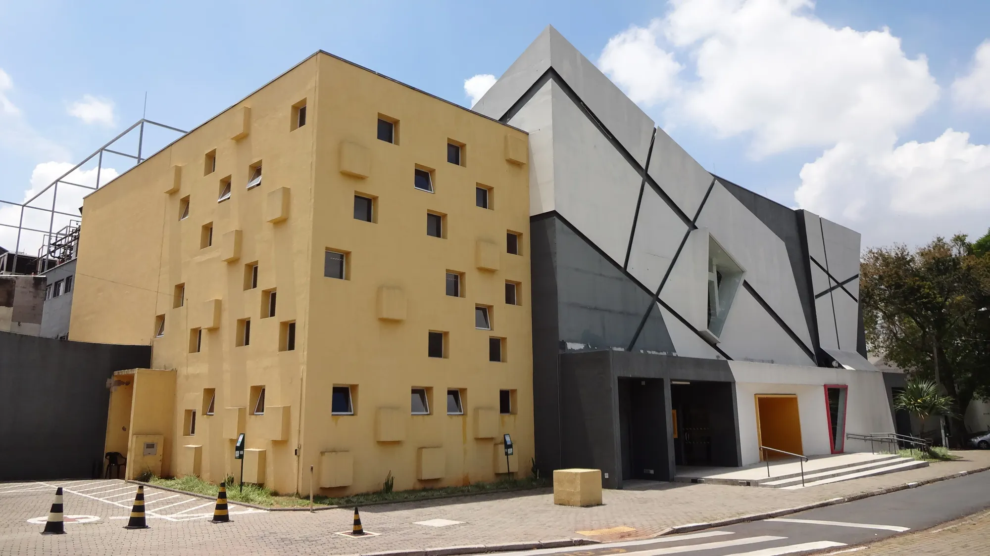 File:Teatro Castro Mendes (1).jpg - Wikimedia Commons
